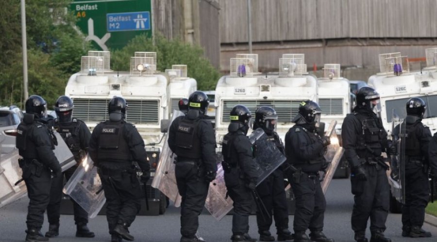 Britania forcon kontrollet e emigracionit në kufirin me Irlandën pas trazirave në Belfast