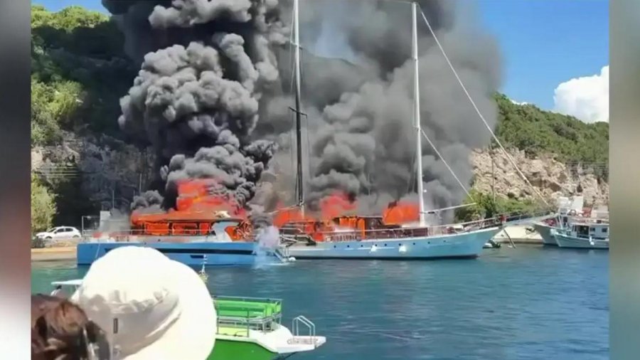 video-korfuz-dy-anije-turistike-ne-flake-pasagjeret-zbresin-ne-kohe