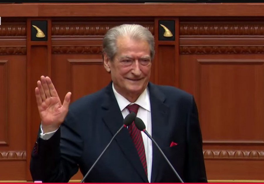 VIDEO - Lajmi për heqjen e non-gratës nga SHBA/ Berisha pritet me duartrokitje në Kuvend: Unë erdha. U krye!