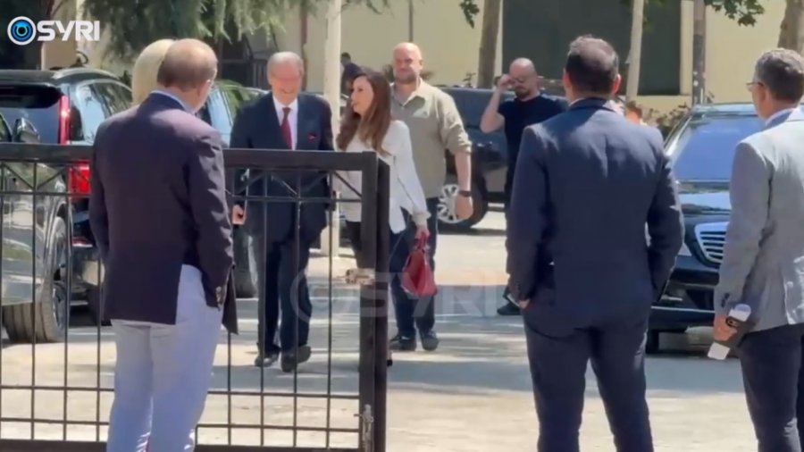 Berisha mbërrin në Kuvend pas lajmit për heqjen e sanksioneve nga SHBA  shoqërohet nga Jorida Tabaku