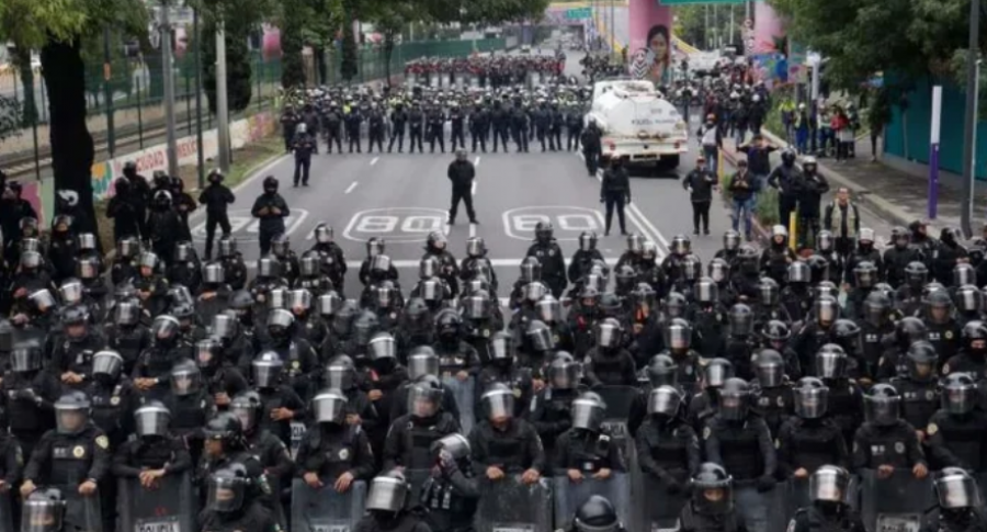 Qindra policë vendosen në Mexico City para ndeshjes hapëse të Kupës së Botës