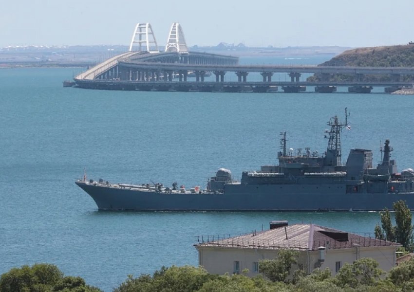 Sulmet me dronë të Ukrainës po e ndajnë metodikisht Krimenë nga Rusia