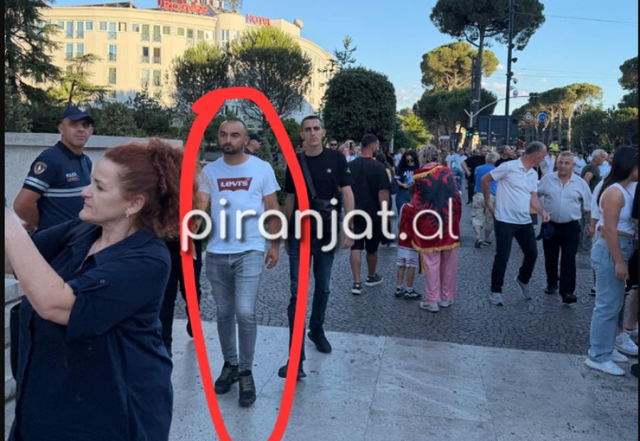 'Rroftë Edi Rama'/ Kush është ‘patronazhisti’ që provokoi protestuesit para Kryeministrisë