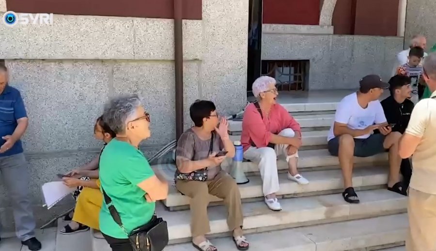 SYRI TV  Banorët që preken nga TID në protestë para Bashkisë së Durrësit  kërkojnë anulimin e projektit