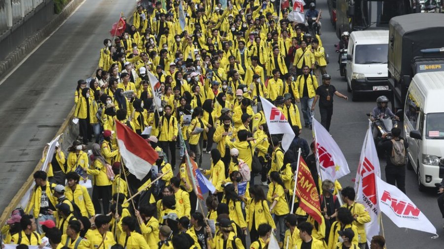 Qindra studentë indonezianë ngrihen kundër politikave të qeverisë për shpenzimet sociale