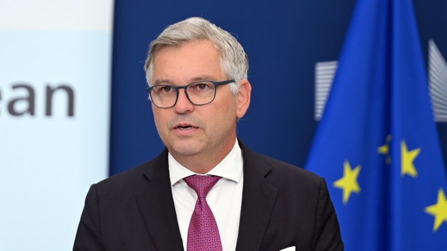 Komisari për migracionin: Qendrat e kthimit të BE-së do të jenë vullnetare dhe me garanci mbrojtëse