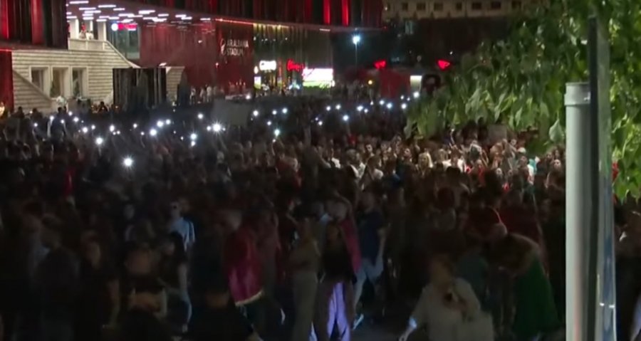 Mijëra protestues  pushtojnë  sheshin  Italia   aty ku Rama pak orë më parë mbajti antimitingun  Rama jepe dorëheqjen