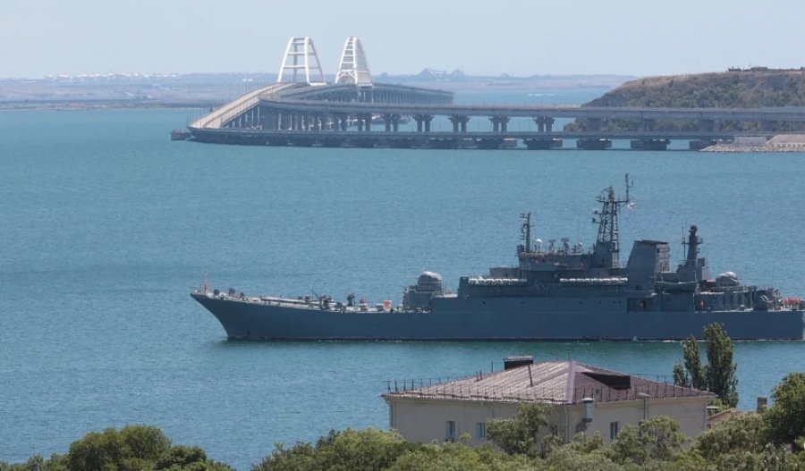 Sulmet me dronë të Ukrainës po e ndajnë metodikisht Krimenë nga Rusia