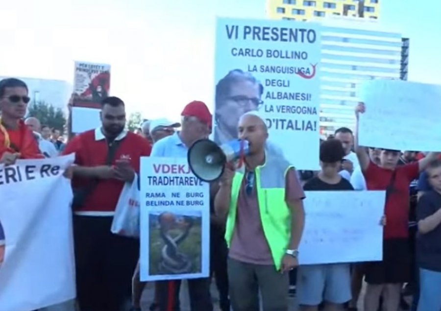 FOTO/ Pankarta në protestë: Karlo Bollino gjakpirësi i shqiptarëve, turpi i Italisë
