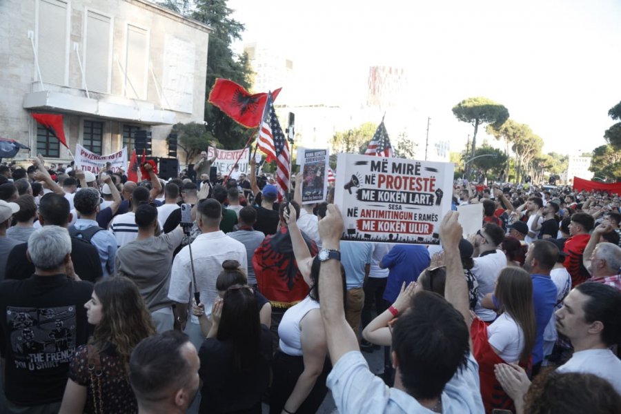 ‘Më mirë në protestë me kokën lart se në antimitingun e Ramës me kokën ulur’/ Memet pikante të protestës