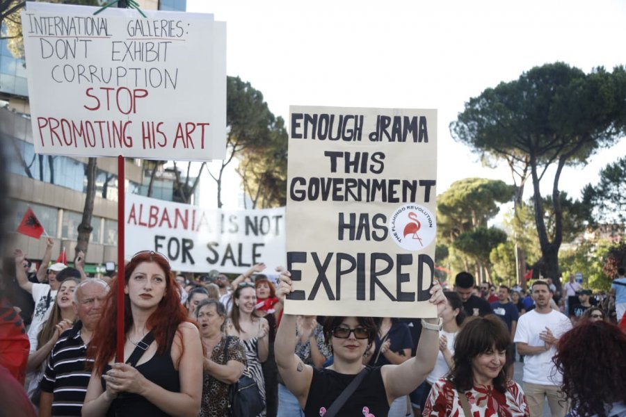 Protestuesit u bëjnë thirrje galerive ndërkombëtare: Mos ekspozoni korrupsionin e Edi Ramës