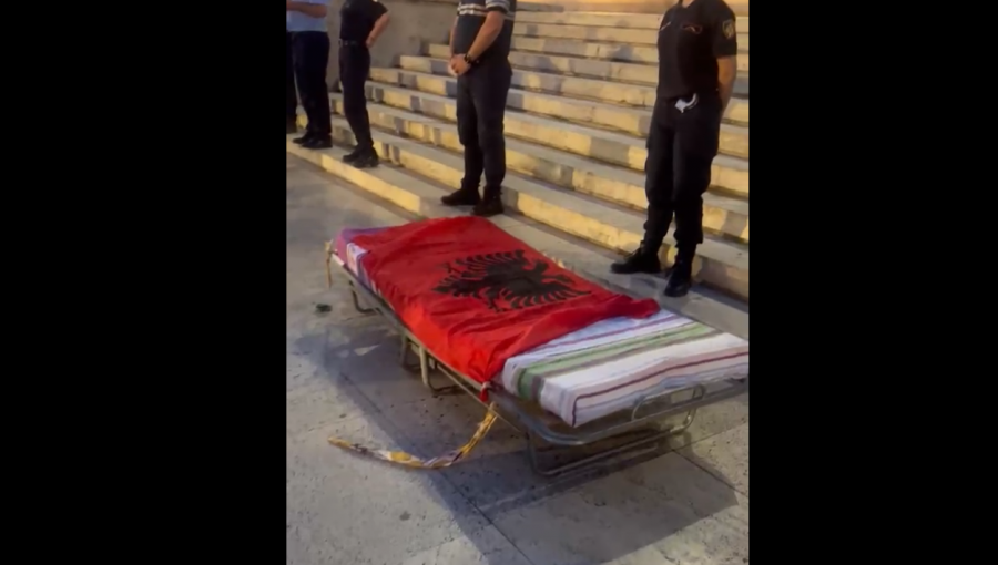 VIDEOLAJM  Një krevat bosh me flamurin kuqezi  Simbolika e fortë te dyert e kryeministrisë