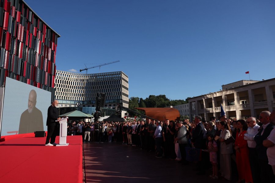FOTO/ Rama detyron patronazhistët ta dëgjojnë në këmbë, nuk lejon mediat, mbyll edhe lokalet e zonës