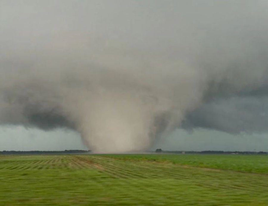 VIDEO/ Skena apokaliptike në Illinois, tornadoja shkatërruese merr para gjithçka