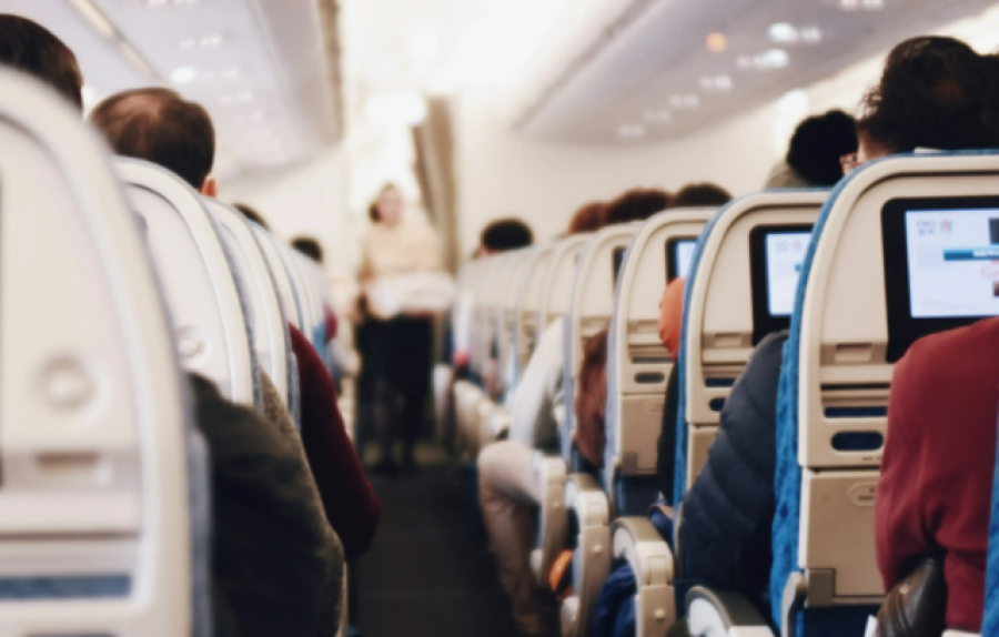 10 truke të vogla që e bëjnë udhëtimin me aeroplan më të rehatshëm