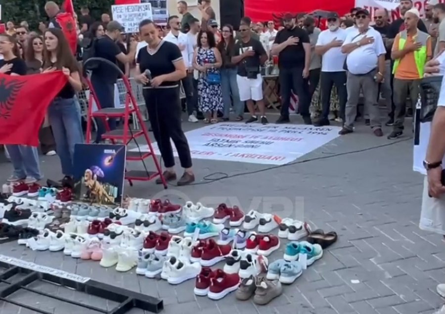 VIDEO  Dita e 14 të e marshimit  vendosen atlete para zyrës së Ramës  kujtesë për shpopullimin e Shqipërisë