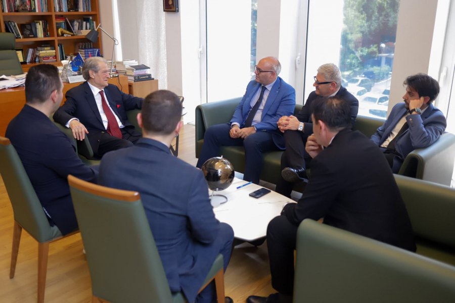 Kreu i PD takim me personalitete italiane/ Berisha: Narkotrafiku dhe narkoekonomia, kërcënim serioz për demokracinë