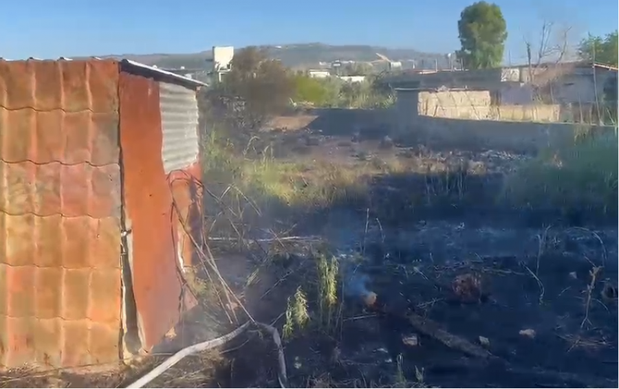 Zjarr në Vlorë  Digjen shkurre e barishte pranë një banese