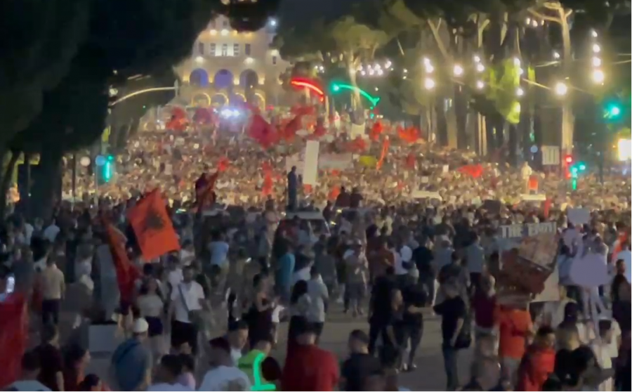 Vijon marshimi/ Protestuesit njëzëri: O Erion o legen, prite Ramën se po vjen!