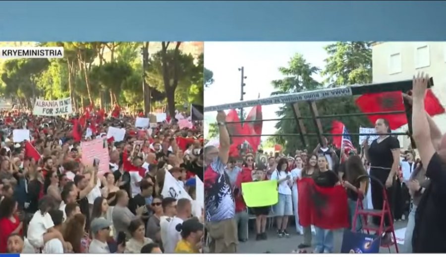 VIDEO  Protestuesja  Tek Rama kemi sjellë një pjesë të gardhit të Rrjollit