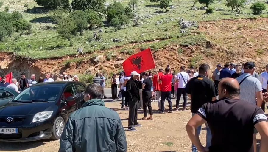 Shpërthen edhe në Rrjoll  banorët shembin gardhin me tela me gjemba