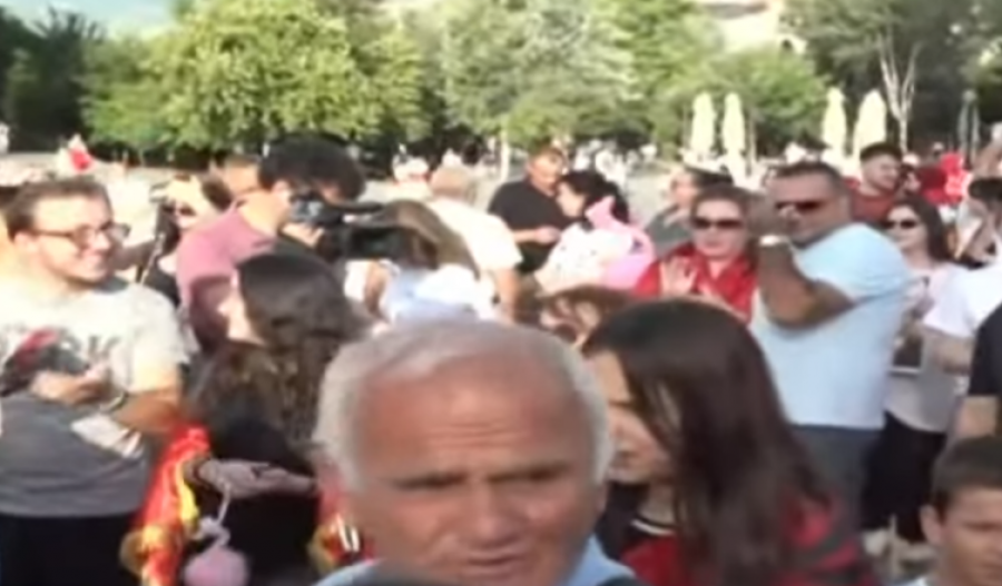 Dita e 14 të e marshimit  vendosen atlete para zyrës së Ramës  në simbol të largimit të shqiptarëve