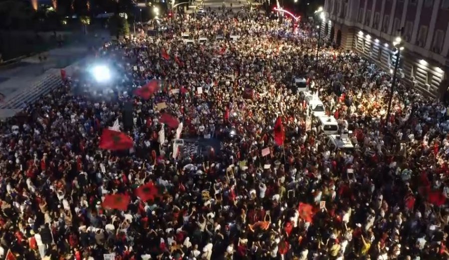 Vijon revolta në Tiranë/ Masa kilometrike e protestuesve pushton Unazën e Tiranës