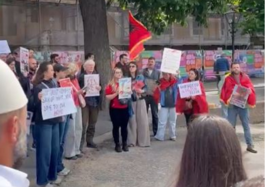 Protestë në Hagë: Rama jep dorëheqjen