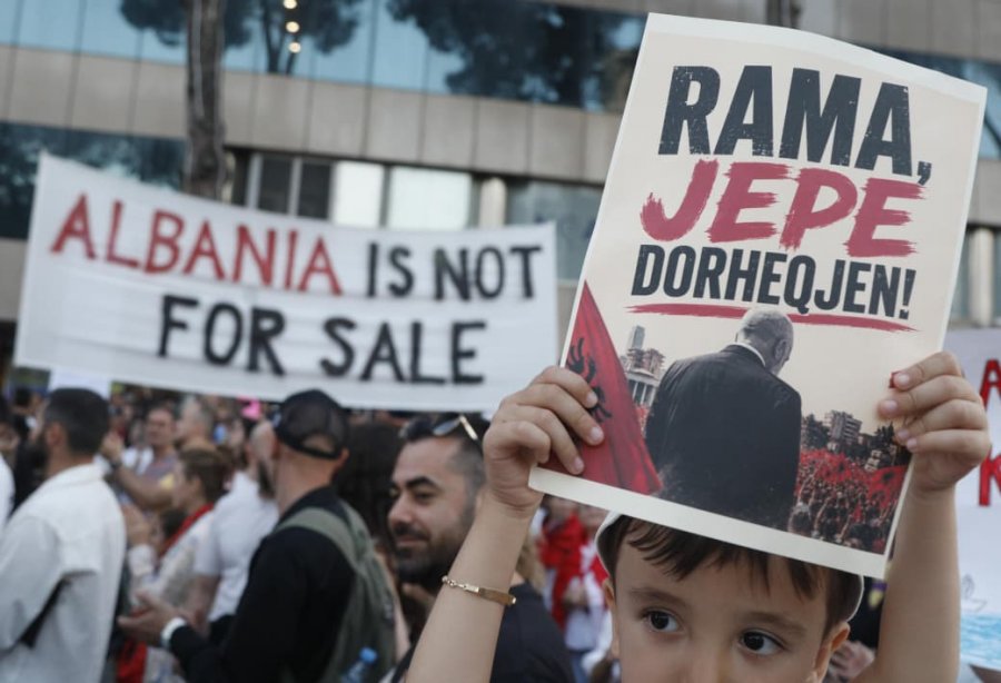 Gjiganti gjerman, ZDF shkruan për protestat: Mijëra çdo ditë poshtë zyrës së Ramës