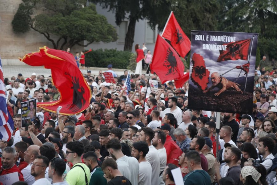 Diaspora vijon të bashkohet në protestë, sot thirrje për tu mbledhur në shesh në Torino, Pisa e Parma