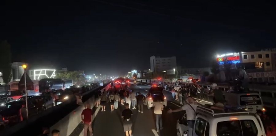 Përshkallëzohet revolta kundër Ramës  protestuesit bllokojnë aksin Tiranë Durrës