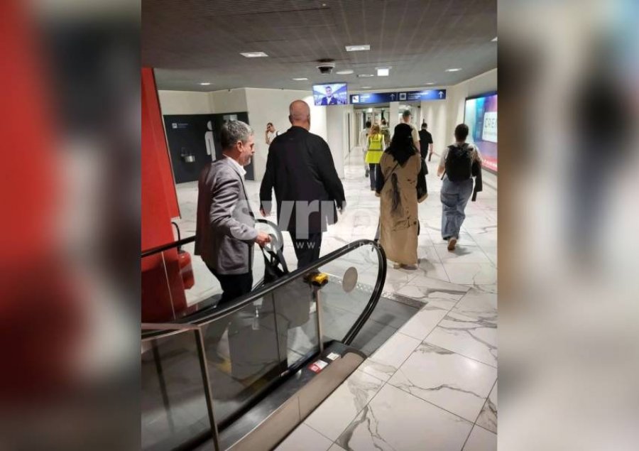 Shqiptarët në këmbë, Rama në Zvicër, ambadadori i mban valixhen si shërbëtor