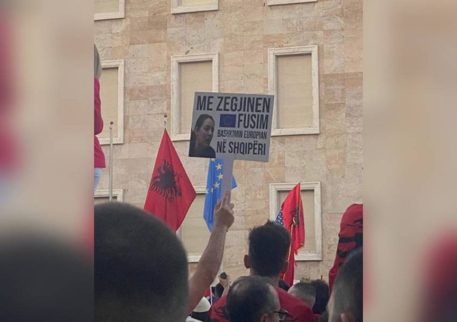 Protestuesit tallen me Zegjinenë e Ramës