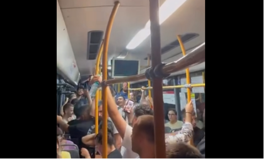 ​VIDEO/  Autobusët pa kondicioner në mes të vapës pushtohen nga thirrjet, 'Rama jepe dorëheqjen'
