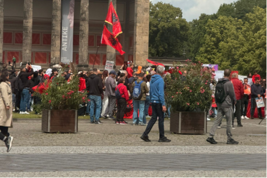  Rama ik  ju erdhi fundi   Emigrantët shqiptarë mbushin rrugët në Berlin  kërkojnë largimin e kryeministrit