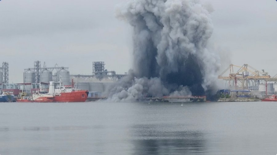 Ukraina merr përgjegjësinë: Bombarduam një objekt rus të naftës 700 kilometra larg kufirit