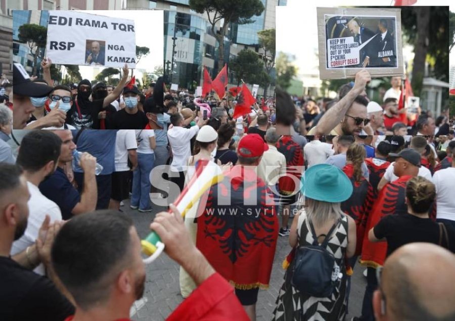 Pankartat ‘pikante’ nga protesta e 15-të e qytetarëve: Edi Rama TQR, respek­te nga Kamza