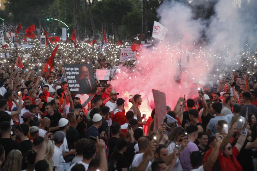 Shqiptarët nuk ndalen  Rama jep dorëheqjen  Sot pasdite thirret protesta e 15 të në Tiranë