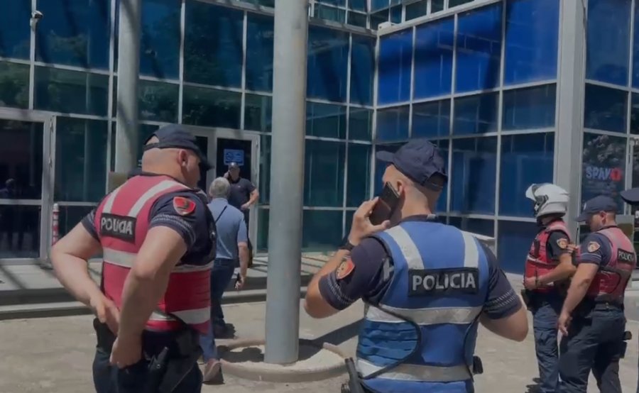 Përleshje fizike në sallën e GJKKO së  të pandehurit për vrasjen e Renis Dobrës konfliktohen brenda kafazit të xhamit