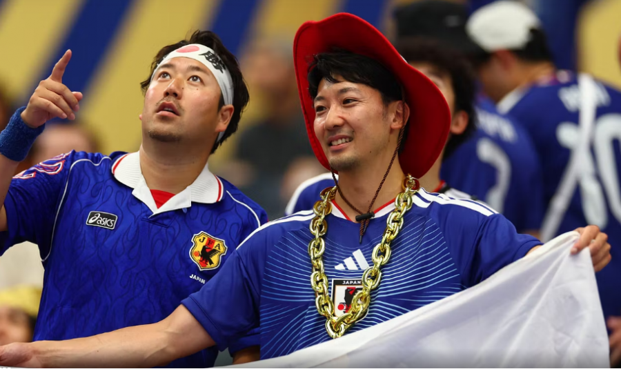 VIDEO/ Gjesti që po mahnit botën, tifozët japonezë pastrojnë stadiumin pas ndeshjes me Holandën