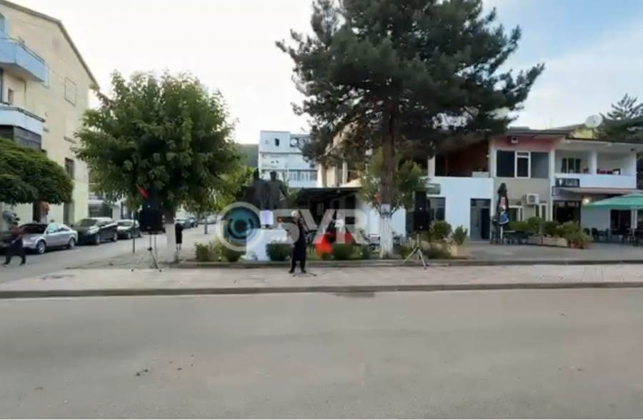 EPIKE  Proteston i vetëm në Përrenjas  Vilson Blloshmi e Genc Leka po dridhen në varr   