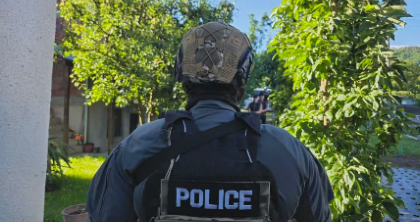 Konfiskohen armë në Mitrovicë e Skenderaj, shoqërohen në polici 2 persona