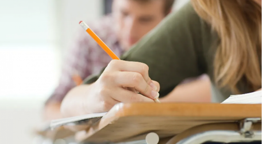 Maturantët sot në provimin e Matematikës