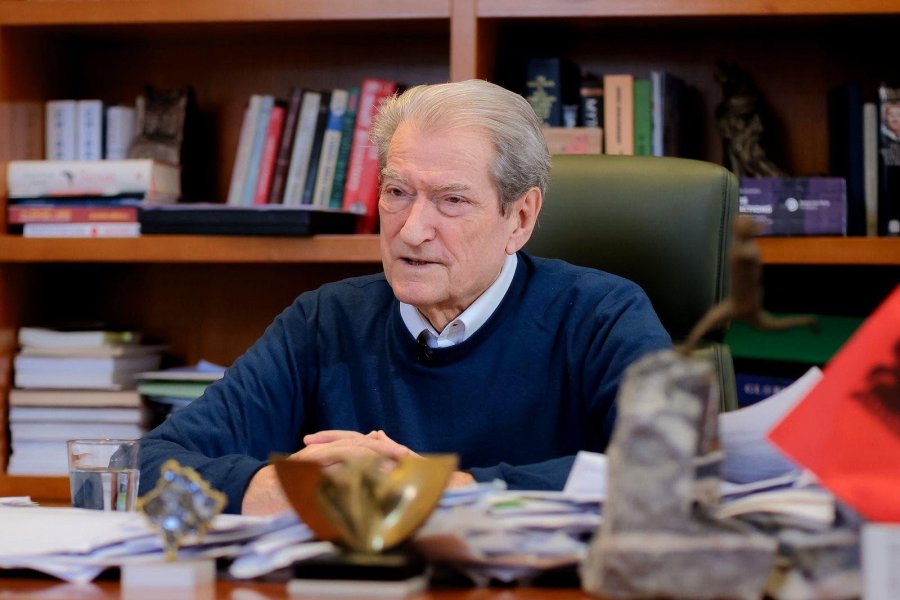 Berisha publikon denoncimin: Konteinerë me euro në Durrës, u nxorën me vinça...