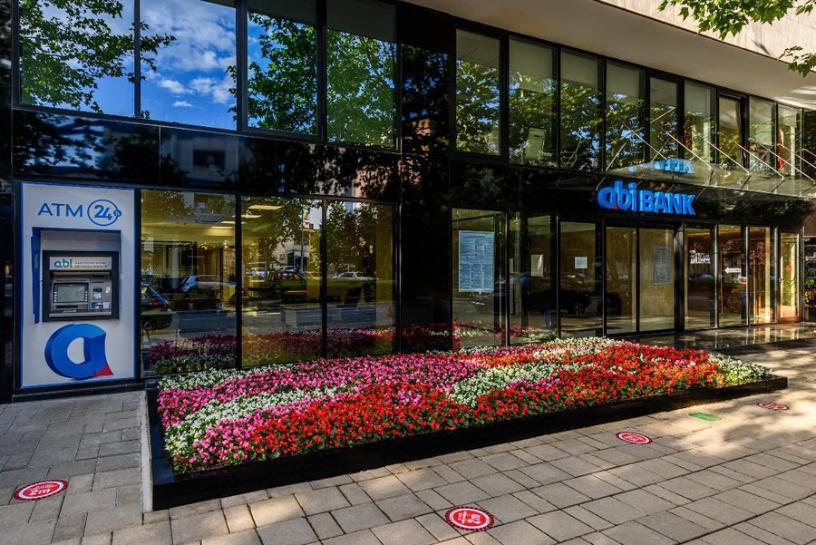 ABI Bank mohon pretendimet për mijëra hektarë tokë në Zvërnec: Janë të pavërteta dhe pa bazë faktike