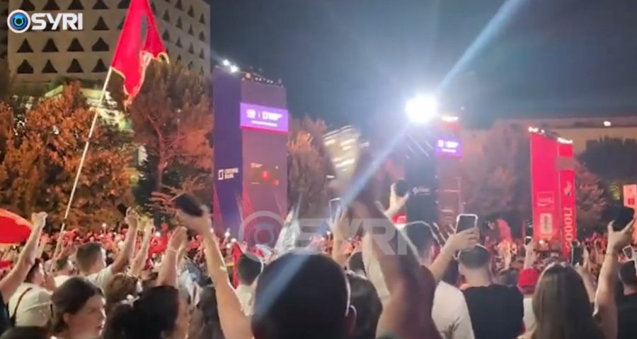  Bashkohuni me ne    Rama ik   Protestuesit i futen tifozëve në mes në sheshit ku po shikonin ndeshjet
