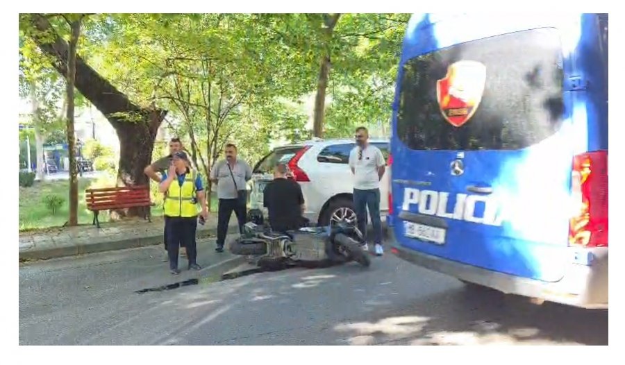 Aksident pranë urës së Drejtorisë së Policisë në Tiranë  përplasen motori dhe një automjet