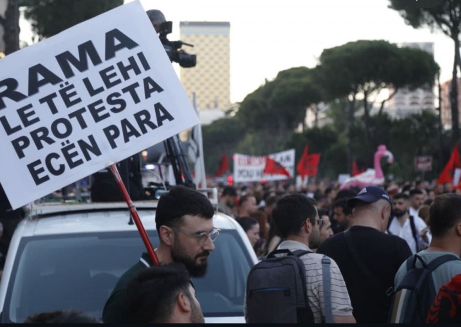 protesta-nuk-ndalet-shperthejne-serish-pankartat-kunder-rames