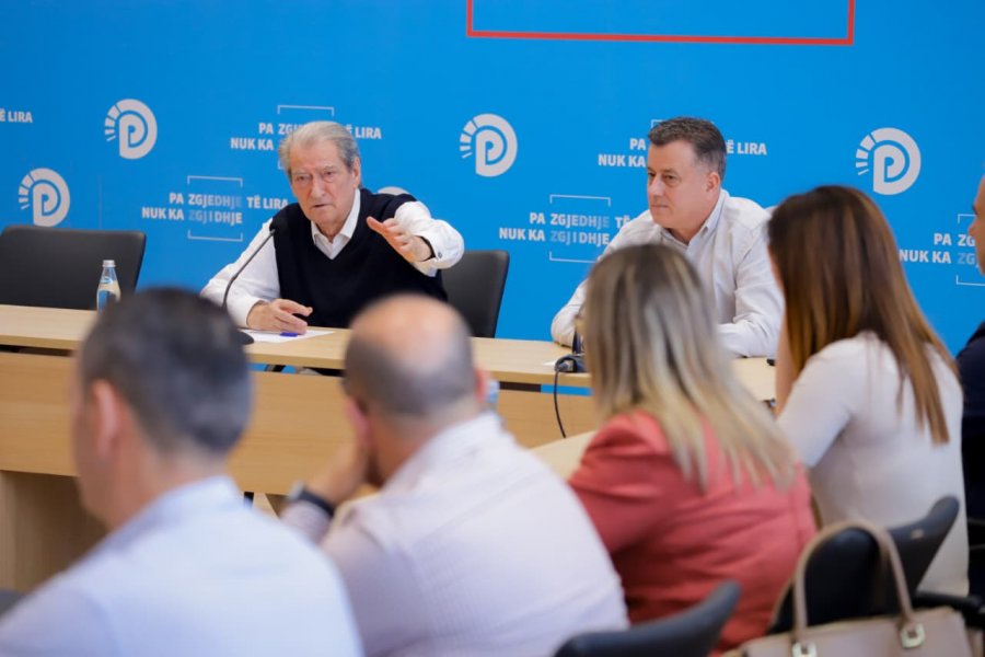 Berisha  As Enver Hoxha s mund të fliste siç foli Rama në Berlin  Përshëndes protestuesit që ia nxinë fytyrën