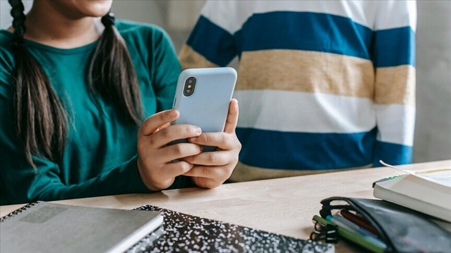 Franca njofton ndalimin e telefonave në shkollat e mesme nga shtatori